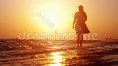 女人在日落时光着脚在海滩上慢动作，鸟儿在海面上飞翔。 <strong>1920</strong>x1080